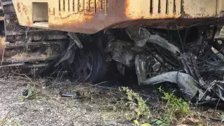 Descubren cuerpo calcinado debajo de maquinaria que se incendió en tramo carretero Felipe Carrillo Puerto–Tulum