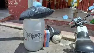 Existen zonas donde los botes para depositar las bolsas ya rebasaron su capacidad