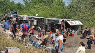 Vuelca tráiler en la carretera Escárcega-Champotón; pobladores rapiñan la carga