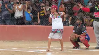 Diablitas Mestizas de Hondzonot protagonizan exhibición de softbol