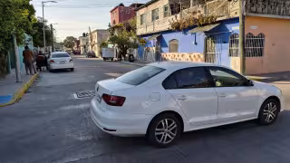 Choque entre particulares deja daños materiales en la colonia Benito Juárez