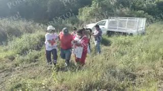 Paramédicos de la Cruz Roja ayudaron a los trabajadores lesionados tras el accidente en Carrillo Puerto, para luego valorarlos