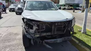 Choque entre camioneta repartidora de gas y tractocamión provoca caos vial en la colonia Benito Juárez