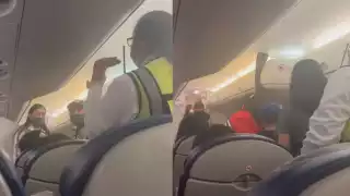 El video fue subido a las redes sociales, donde los pasajeros del vuelo CDMX-Oaxaca exigían saber cuál era el motivo por el que bajaban a la familia del avión