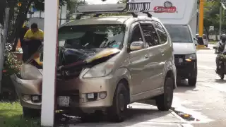 Conductora pierde el control e impacta a camioneta en Ciudad del Carmen