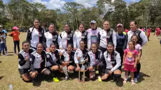 Las ganadoras presumen su trofeo