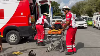 Choque entre automóvil y motociclista deja un herido en la avenida Chichén Itzá de Cancún