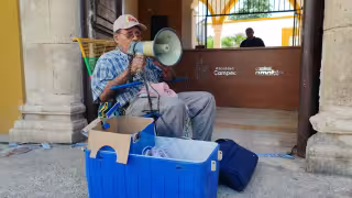 Tortillero se encadena al Palacio Municipal de Campeche; acusa persecución y trato desigual