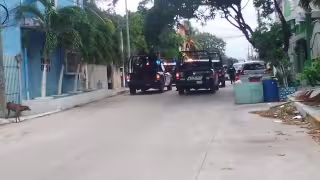 Elementos policiacos acudieron a la colonia Luis Donaldo Colosio en Playa del Carmen para realizar el arresto de un hombre y una mujer