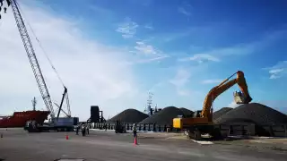 La barcaza “LM 3004”, en compañía del remolcador “Marina Oceanic” atracó a las cuatro de la mañana en el muelle fiscal