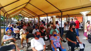 Los adultos mayores esperaban el refuerzo de su vacuna