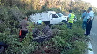 La unidad transportaba llantas usadas las cuales quedaron regadas a un costado de la unidad