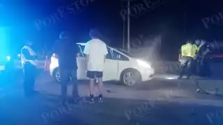 Ambulancia choca contra un auto particular en Motul