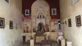 Muchas leyendas rodean “La casa de las mil columnas” y la vida del antiguo dueño, Claudio Padilla, pues de acuerdo con las leyendas, él habría recurrido a la brujería para acrecentar y esconder su riqueza