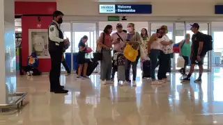 Aeropuerto de Mérida: Ni Uber, ni taxis, pasajeros del vuelo madrugador quedan varados