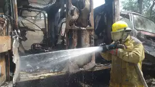 La quema de basura ocasionó un incendio cerca de un taller