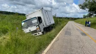 Camión cargado de hielo se sale de la carretera en Hopelchén