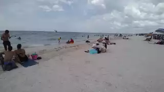 Los visitantes aprovecharon el intenso calor para refrescarse y tomar el Sol