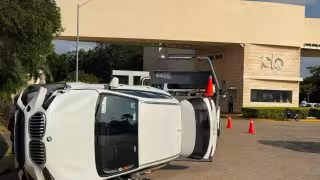 Mujer pierde el control de una BMW y termina volcada en la Supermanzana 331 de Cancún