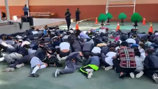 Alumnos de educación básica en Fresnillo escuchaban las instrucciones de policías durante el curso dado en sus escuelas
