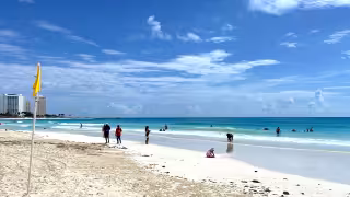 En un día, 18 rescates en Cancún por ignorar banderas rojas en playas