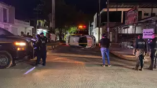 Conductor no respeta el alto y provoca volcadura de un taxi en Chetumal