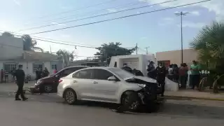 Ambos autos acabaron destrozados luego del choque