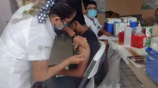 Los adolescentes que no recibieron su segunda dosis contra el coronavirus acuden al Hospital General de Carrillo Puerto para ser inmunizados