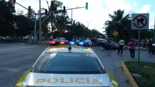 Chocaron en contra de una camioneta por no respetar la luz roja del semáforo
