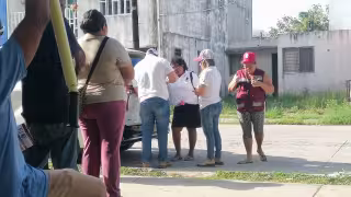 Precampañas vestidas de ayuda: reparten huevos y playeras de Rafa Marín a cambio del INE en Cancún