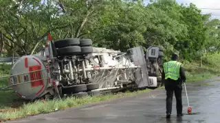 La pesada carga de un tráiler provocó su volcadura. Foto: Ernesto Pinzón