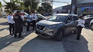 Caos vial en Ciudad del Carmen: Camioneta no respeta paso y provoca fuerte choque con taxi