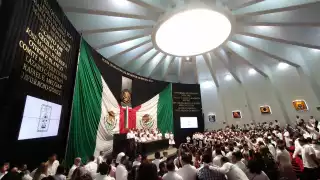 Hugo Aldana, presidente de la Comisión Instaladora de la XVII Legislatura de Quintana Roo, fue quien dio lectura de los nombres de quienes serán los miembros de la Mesa Directiva del Congreso de Quintana Roo