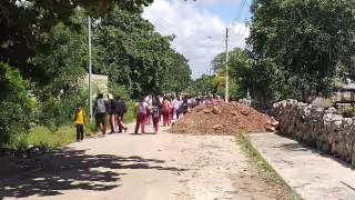 Estudiantes de Calkiní caminan entre el lodo hacia la escuela; exigen reparación del camino