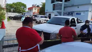Sin importar nada compañero de trabajo y familiares del joven lo cargaron y subieron a la paila de una camioneta