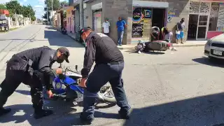 Los conductores salieron volando a raíz del impacto, mientras las motos quedaron tendidas sobre la calle