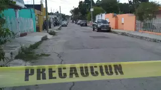 Elementos policiales cercaron la calle para trabajar en hermetismo un presunto caso de feminicidio