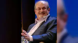 Salman Rushdie sigue hospitalizado, en estado crítico pero sin respirador