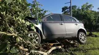 El vehículo se fue a la hondonada que divide al Periférico de Mérida
