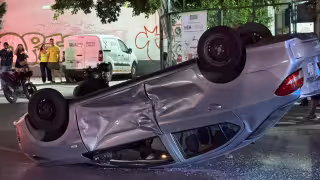 Camioneta provoca volcadura en Cancún y su conductor huye del lugar