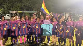 Muxes de la comunidad LGBTQ enfrentan a Adictos al futbol por el pase a las semis del torneo en Sabancuy