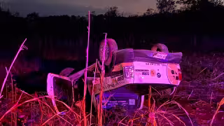 Vuelca camioneta de empresa fumigadora en la vía federal 261 Hopelchén-Bolonchén de Rejón