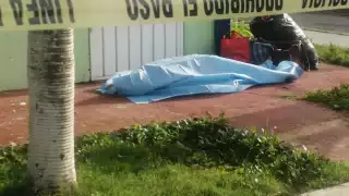 Las autoridades policiacas acudieron al lugar del fallecimiento de la señora para acordonar la zona en Chetumal