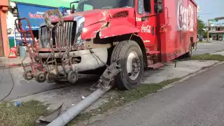 Camión refresquero se estrella contra poste de alumbrado público en Carrillo Puerto