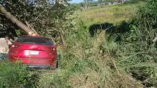 El conductor de la unidad tipo hatchback se salió de la ruta y se estrelló contra un árbol