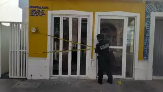 Una vecina del lugar se percató que el cristal se encontraba roto, por lo que procedió a informarle a la propietaria del establecimiento