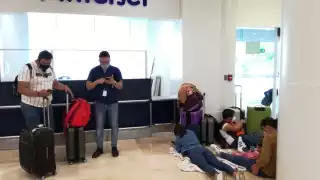 Interjet canceló sus vuelos del Aeropuerto de Cancún sin previo aviso a sus pasajeros; sin personal en módulo de la aerolínea
