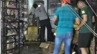 Vecinos narraron que vieron a 2 hombres lanzar gasolina en la puerta para provocar el incendio