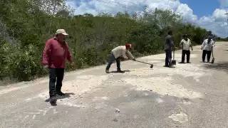 Hopelchén: Pobladores de Rancho Sosa reparan baches por su cuenta ante omisión de autoridades