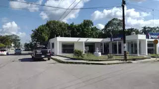 Los hechos ocurrieron en una sucursal ubicada en la calle 75 por 68 de la colonia Jesús Martínez Ross